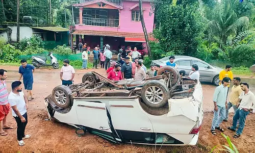 कर्नाटक के चार्माडी में SIT अधिकारियों की कार पलटी, SP समेत कई घायल कर्नाटक के चार्माडी में SIT अधिकारियों की कार पलटी, SP समेत कई घायल