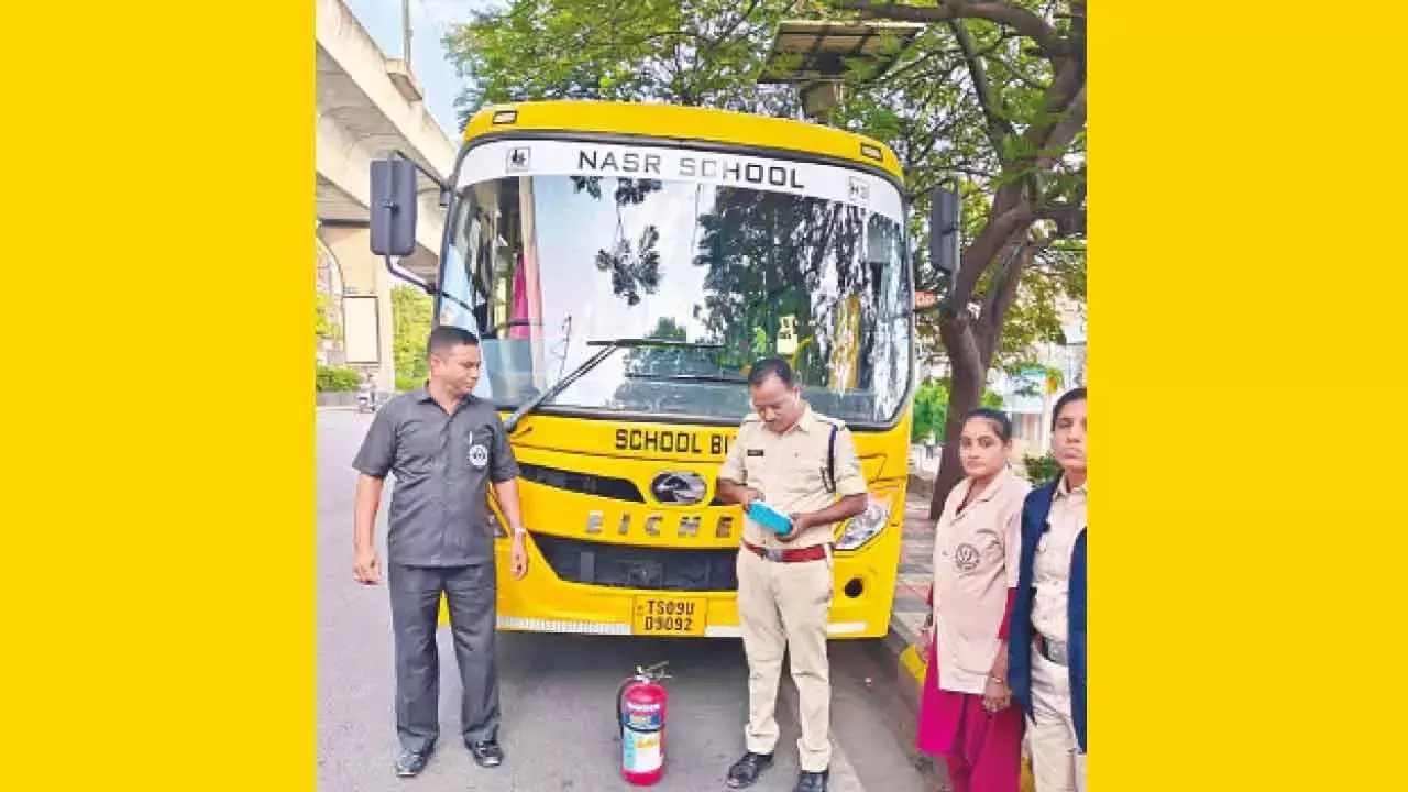स्कूलों द्वारा बस सुरक्षा नियमों की अनदेखी किए जाने पर सरकार हरकत में आई स्कूलों द्वारा बस सुरक्षा नियमों की अनदेखी किए जाने पर सरकार हरकत में आई
