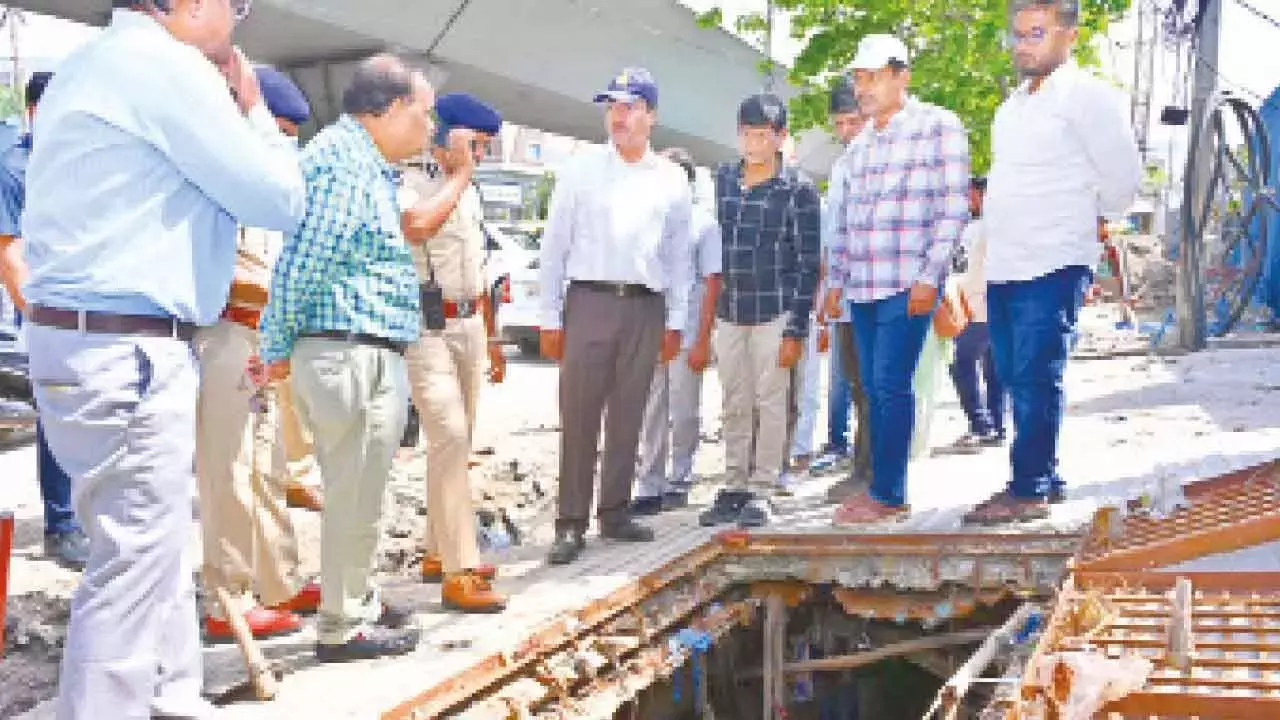 HYDRAA ने पूरे शहर में नालों से गाद निकालने का काम युद्ध स्तर पर शुरू किया HYDRAA ने पूरे शहर में नालों से गाद निकालने का काम युद्ध स्तर पर शुरू किया