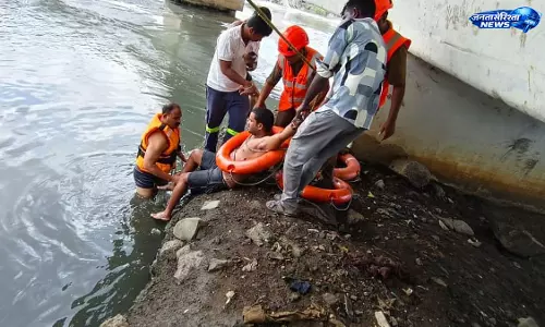 Thane : कलवा क्रीक में डूब रहे युवक को बचाया गया, फायर ब्रिगेड का तेज़ रेस्क्यू ऑपरेशन Thane : कलवा क्रीक में डूब रहे युवक को बचाया गया, फायर ब्रिगेड का तेज़ रेस्क्यू ऑपरेशन