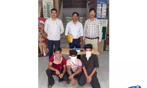 Pakistan से जुड़े डिजिटल अरेस्ट साइबर फ्रॉड गिरोह का पुलिस ने भंडाफोड़ किया, तीन गिरफ्तार Pakistan से जुड़े डिजिटल अरेस्ट साइबर फ्रॉड गिरोह का पुलिस ने भंडाफोड़ किया, तीन गिरफ्तार