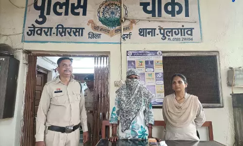 दुर्ग में सट्टा पट्टी लिखकर जुआ चलाने वाली महिला गिरफ्तार दुर्ग में सट्टा पट्टी लिखकर जुआ चलाने वाली महिला गिरफ्तार