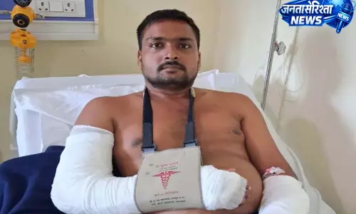 मुकुट नगर में आवारा पशुओं का आतंक, सांड के हमले में युवक घायल मुकुट नगर में आवारा पशुओं का आतंक, सांड के हमले में युवक घायल