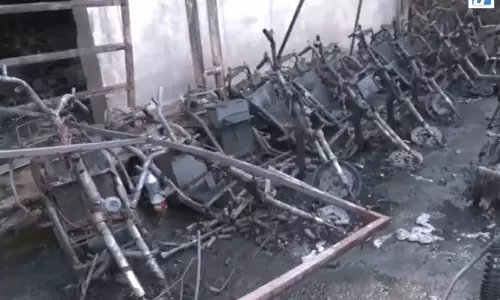 FIRE: आग का तांडव, इलेक्ट्रॉनिक्स वेयरहाउस धू-धू कर जला FIRE: आग का तांडव, इलेक्ट्रॉनिक्स वेयरहाउस धू-धू कर जला