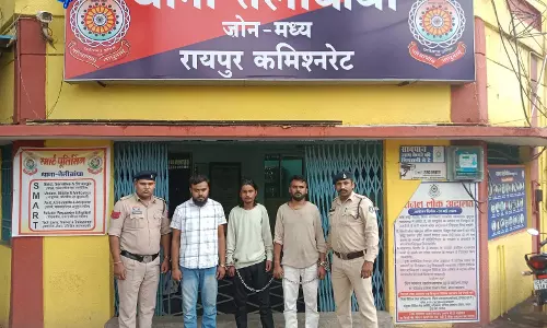 रायपुर में वाहन चोरी गिरोह का भंडाफोड़, 2 चोर और 1 खरीदार गिरफ्तार रायपुर में वाहन चोरी गिरोह का भंडाफोड़, 2 चोर और 1 खरीदार गिरफ्तार