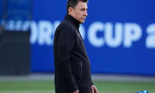 कोच घालेनोई का कहना है कि FIFA वर्ल्ड कप में ईरान की टीम सबसे ज़्यादा दबी-कुचली रही कोच घालेनोई का कहना है कि FIFA वर्ल्ड कप में ईरान की टीम सबसे ज़्यादा दबी-कुचली रही