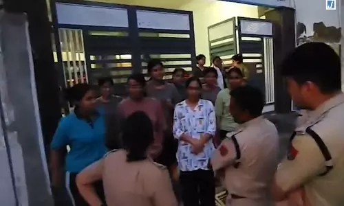 NEET परीक्षा से पहले सीकर में पुलिस का फ्लैग मार्च, छात्रों और कोचिंग संचालकों से किया संवाद NEET परीक्षा से पहले सीकर में पुलिस का फ्लैग मार्च, छात्रों और कोचिंग संचालकों से किया संवाद