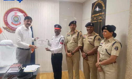 रायपुर में ईमानदार यातायात कर्मचारियों का सम्मान