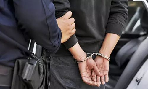 बिहार: बेतिया में एक डेटा एंट्री ऑपरेटर 15,000 रुपए की रिश्वत लेता गिरफ्तार बिहार: बेतिया में एक डेटा एंट्री ऑपरेटर 15,000 रुपए की रिश्वत लेता गिरफ्तार