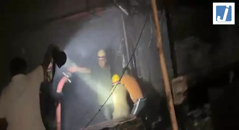 मार्केट के दुकानों में लगी आग, मचा हड़कंप, देखें मंजर मार्केट के दुकानों में लगी आग, मचा हड़कंप, देखें मंजर