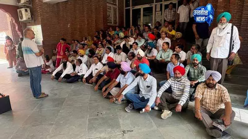 Amritsar में जनगणना कार्य को लेकर शिक्षकों ने जताई नाराजगी Amritsar में जनगणना कार्य को लेकर शिक्षकों ने जताई नाराजगी