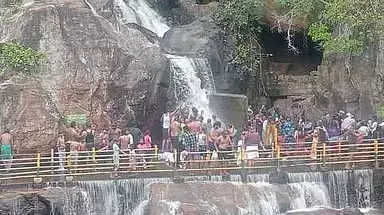 Manimutharu झरने में 12 दिन बाद फिर से नहाने की अनुमति, पर्यटकों के लिए खुला पर्यटन स्थल Manimutharu झरने में 12 दिन बाद फिर से नहाने की अनुमति, पर्यटकों के लिए खुला पर्यटन स्थल