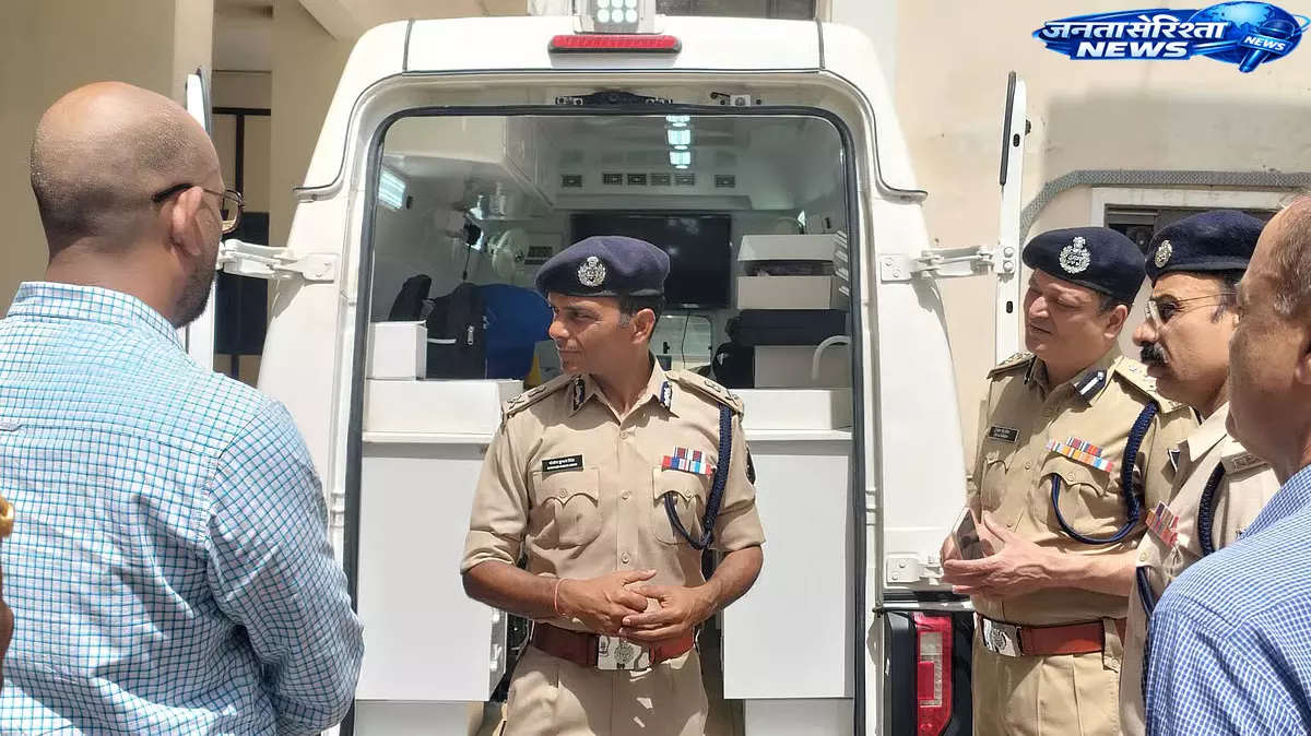 Indore : पुलिस को 4 फोरेंसिक वैन मिलीं Indore : पुलिस को 4 फोरेंसिक वैन मिलीं