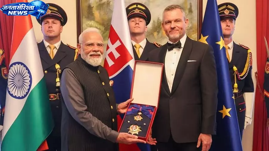 PM Modi को स्लोवाकिया का सर्वोच्च सम्मान ‘ऑर्डर ऑफ द व्हाइट डबल क्रॉस’ प्रदान किया गया PM Modi को स्लोवाकिया का सर्वोच्च सम्मान ‘ऑर्डर ऑफ द व्हाइट डबल क्रॉस’ प्रदान किया गया