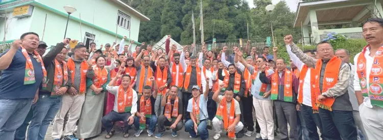 Bharatiya Janata Party सिक्किम इकाई ने बरफंग और यांगंग से आए 15 परिवारों का किया स्वागत Bharatiya Janata Party सिक्किम इकाई ने बरफंग और यांगंग से आए 15 परिवारों का किया स्वागत