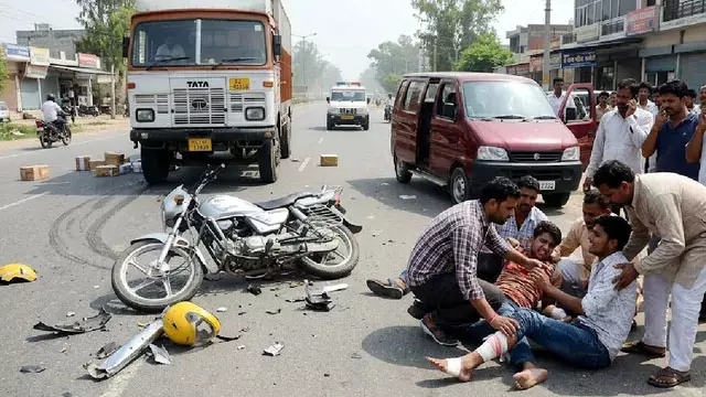 Jalbera रोड पर भीषण सड़क हादसा, कैंटर की टक्कर से तीन चचेरे भाई गंभीर रूप से घायल Jalbera रोड पर भीषण सड़क हादसा, कैंटर की टक्कर से तीन चचेरे भाई गंभीर रूप से घायल