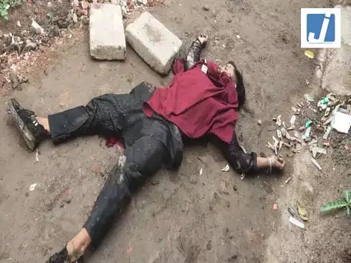 गली में खून से लथपथ मिली युवक की लाश, बेरहमी से हत्या के बाद फैली सनसनी गली में खून से लथपथ मिली युवक की लाश, बेरहमी से हत्या के बाद फैली सनसनी