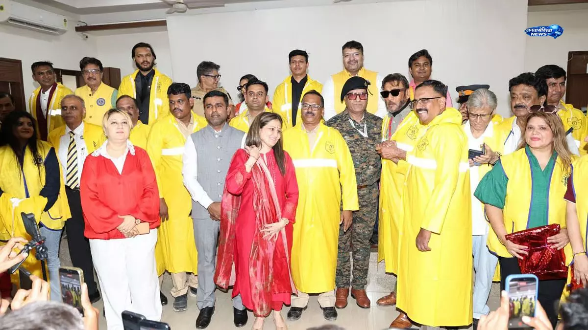 Mumbai पुलिस के जवानों को राहत, रेनकोट वितरण अभियान शुरू Mumbai पुलिस के जवानों को राहत, रेनकोट वितरण अभियान शुरू