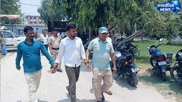 Bihar : बेतिया अंचल कार्यालय में छापेमारी, 15 हजार लेते डेटा एंट्री ऑपरेटर गिरफ्तार Bihar : बेतिया अंचल कार्यालय में छापेमारी, 15 हजार लेते डेटा एंट्री ऑपरेटर गिरफ्तार