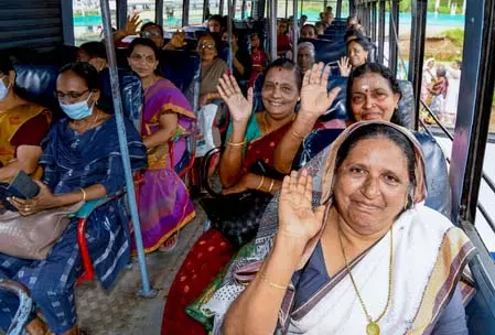 केरल की 13 लाख महिलाओं ने की फ्री यात्रा, निजी ऑपरेटरों ने जताया विरोध केरल की 13 लाख महिलाओं ने की फ्री यात्रा, निजी ऑपरेटरों ने जताया विरोध
