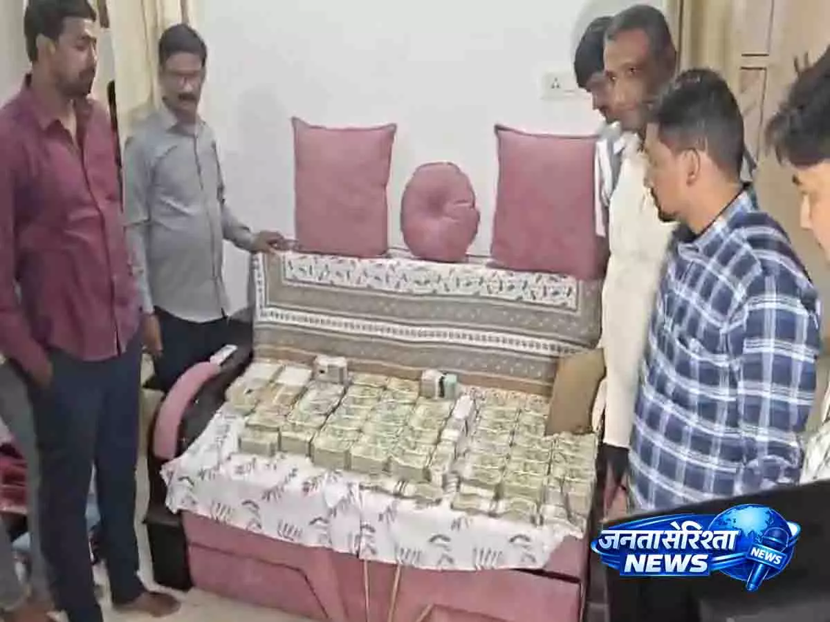 Telangana ACB की छापेमारी में एक करोड़ रुपये नकद बरामद Telangana ACB की छापेमारी में एक करोड़ रुपये नकद बरामद