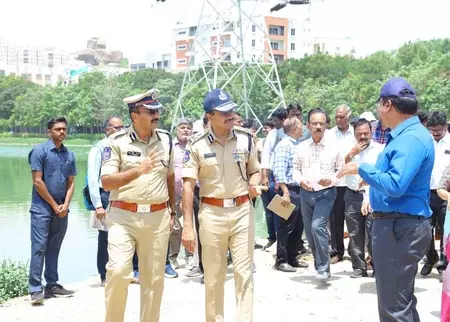 तेलंगाना के डीजीपी ने शहरी इलाकों में बाढ़ और ट्रैफिक में रुकावट को रोकने के उपायों का लिया जायजा तेलंगाना के डीजीपी ने शहरी इलाकों में बाढ़ और ट्रैफिक में रुकावट को रोकने के उपायों का लिया जायजा