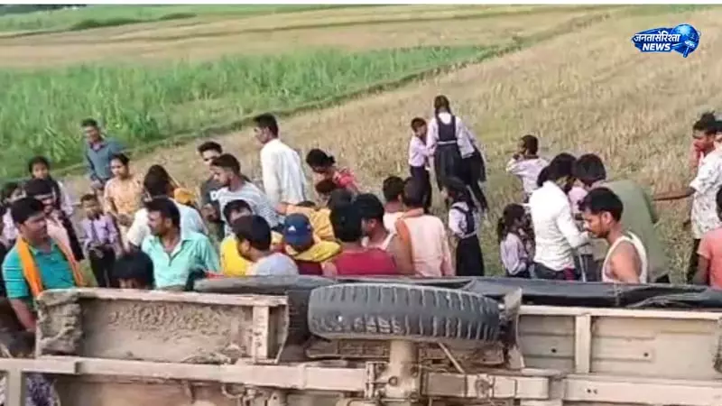 School van accident:जंगल में गिरी गाड़ी, 3 बच्चे घायल School van accident:जंगल में गिरी गाड़ी, 3 बच्चे घायल