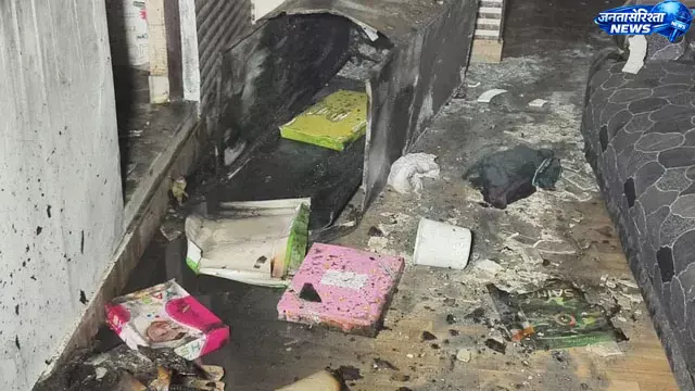 Delhi : राजू पार्क इलाके में इमारत में लगी आग, 12 लोगों को सुरक्षित बचाया गया Delhi : राजू पार्क इलाके में इमारत में लगी आग, 12 लोगों को सुरक्षित बचाया गया