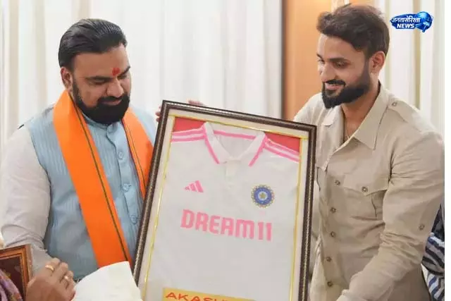 Akashdeep की मां ने शॉल ओढ़ाकर सीएम का किया स्वागत Akashdeep की मां ने शॉल ओढ़ाकर सीएम का किया स्वागत