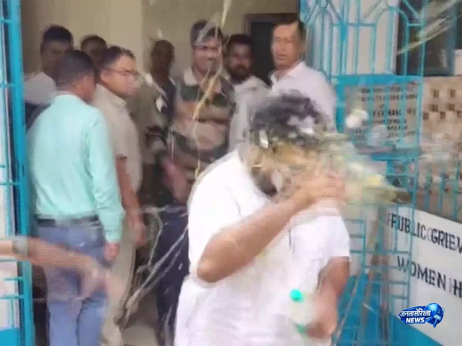 तृणमूल युवा नेता सौमित्र बनर्जी पर Court ले जाते समय अंडों से किया गया हमला तृणमूल युवा नेता सौमित्र बनर्जी पर Court ले जाते समय अंडों से किया गया हमला