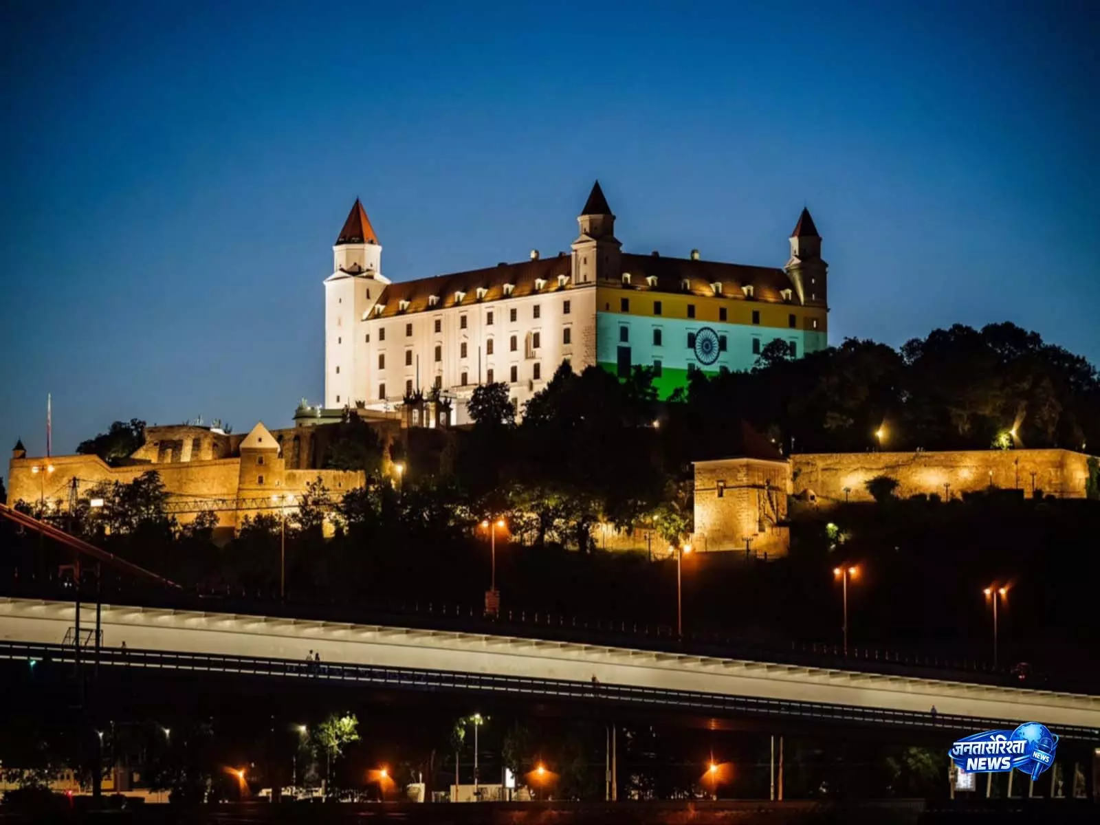 पीएम मोदी की Slovakia यात्रा के दौरान ब्रातिस्लावा किला तिरंगे रंग में जगमगाया पीएम मोदी की Slovakia यात्रा के दौरान ब्रातिस्लावा किला तिरंगे रंग में जगमगाया