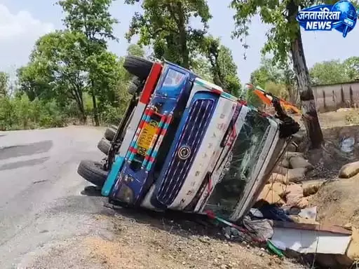 CG: आलू से भरा ट्रक मोड़ पर पलटा, चालक बाल-बाल बचा