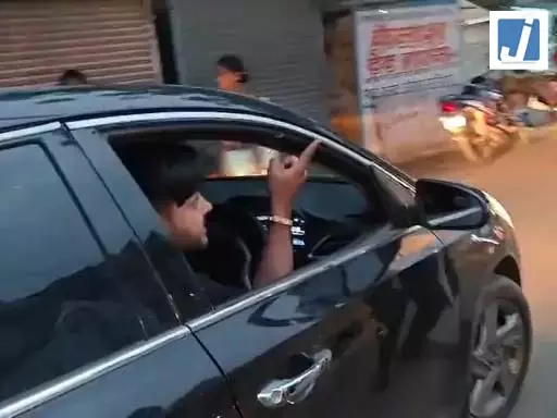 रौब दिखाने वाले की पुलिस ने अकड़ निकाल दी, सामने आया VIDEO रौब दिखाने वाले की पुलिस ने अकड़ निकाल दी, सामने आया VIDEO