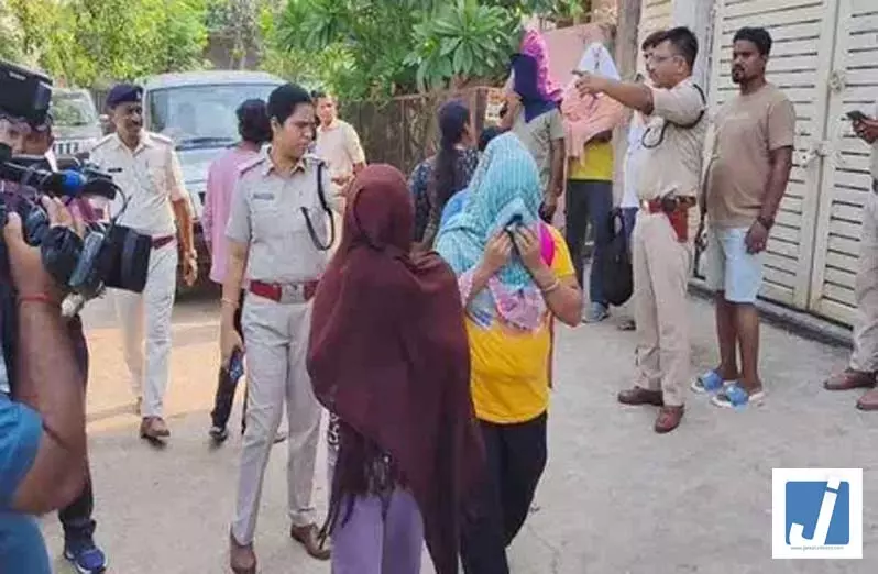 सेक्स रैकेट की सूचना पर छापेमारी, 6 युवक और दो युवतियां हिरासत में सेक्स रैकेट की सूचना पर छापेमारी, 6 युवक और दो युवतियां हिरासत में