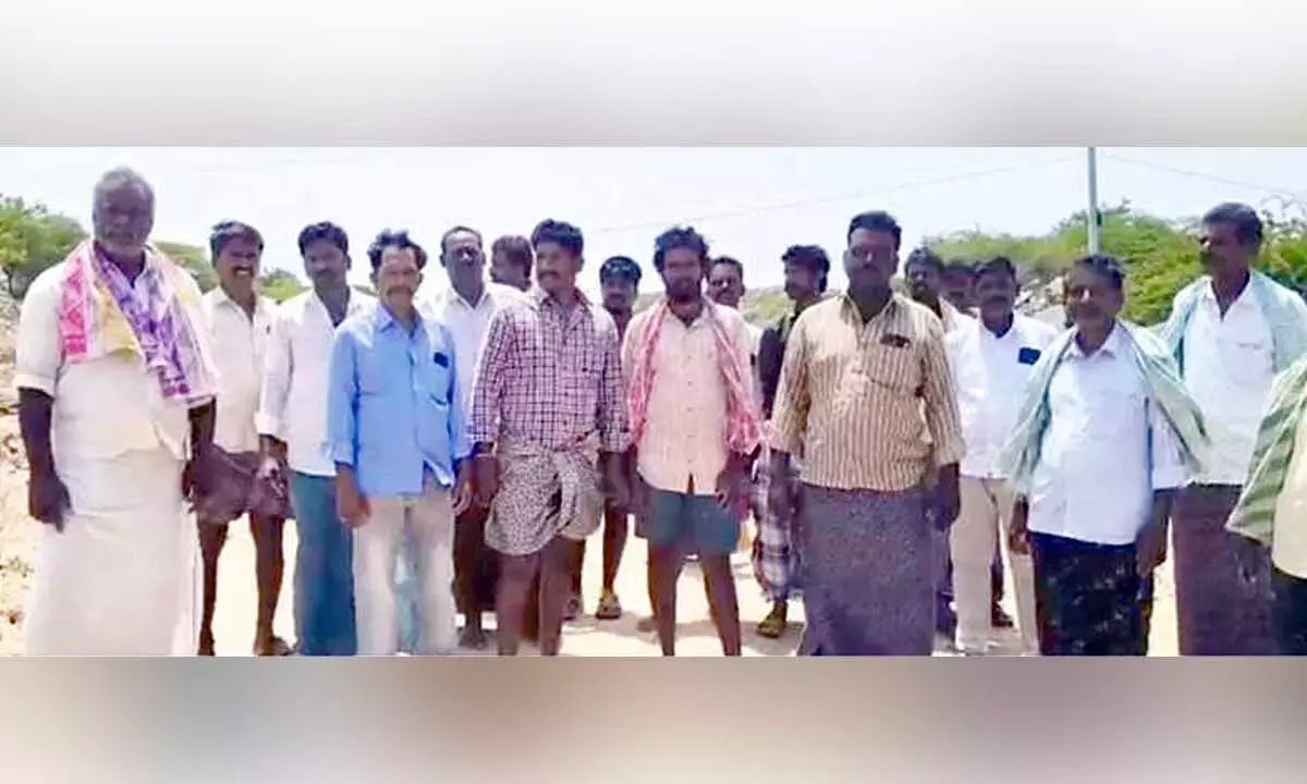 Andhra: HNSS नहर पुल के निर्माण में देरी को लेकर डुडेकोंडा के किसानों ने आंदोलन की चेतावनी दी है Andhra: HNSS नहर पुल के निर्माण में देरी को लेकर डुडेकोंडा के किसानों ने आंदोलन की चेतावनी दी है