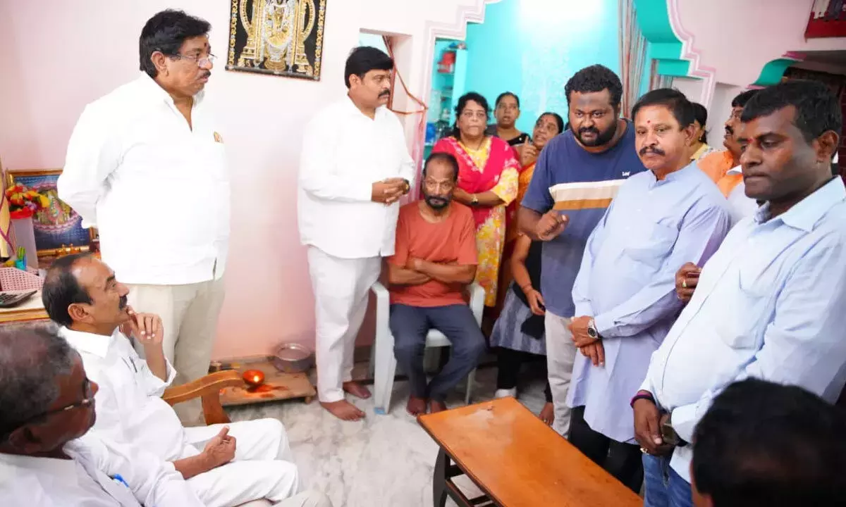 MP एटेला राजेंद्र ने अलवाल में बिजली का करंट लगने से जान गंवाने वालों के परिवारों को सांत्वना दी MP एटेला राजेंद्र ने अलवाल में बिजली का करंट लगने से जान गंवाने वालों के परिवारों को सांत्वना दी