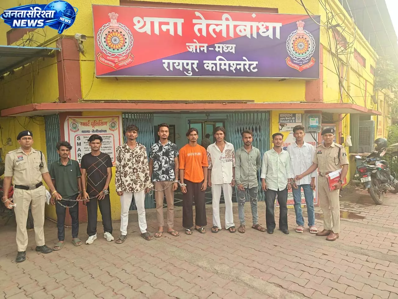 रायपुर में संदिग्ध स्थानों पर चेकिंग अभियान, तेलीबांधा पुलिस ने 9 लोगों पर की कार्रवाई रायपुर में संदिग्ध स्थानों पर चेकिंग अभियान, तेलीबांधा पुलिस ने 9 लोगों पर की कार्रवाई