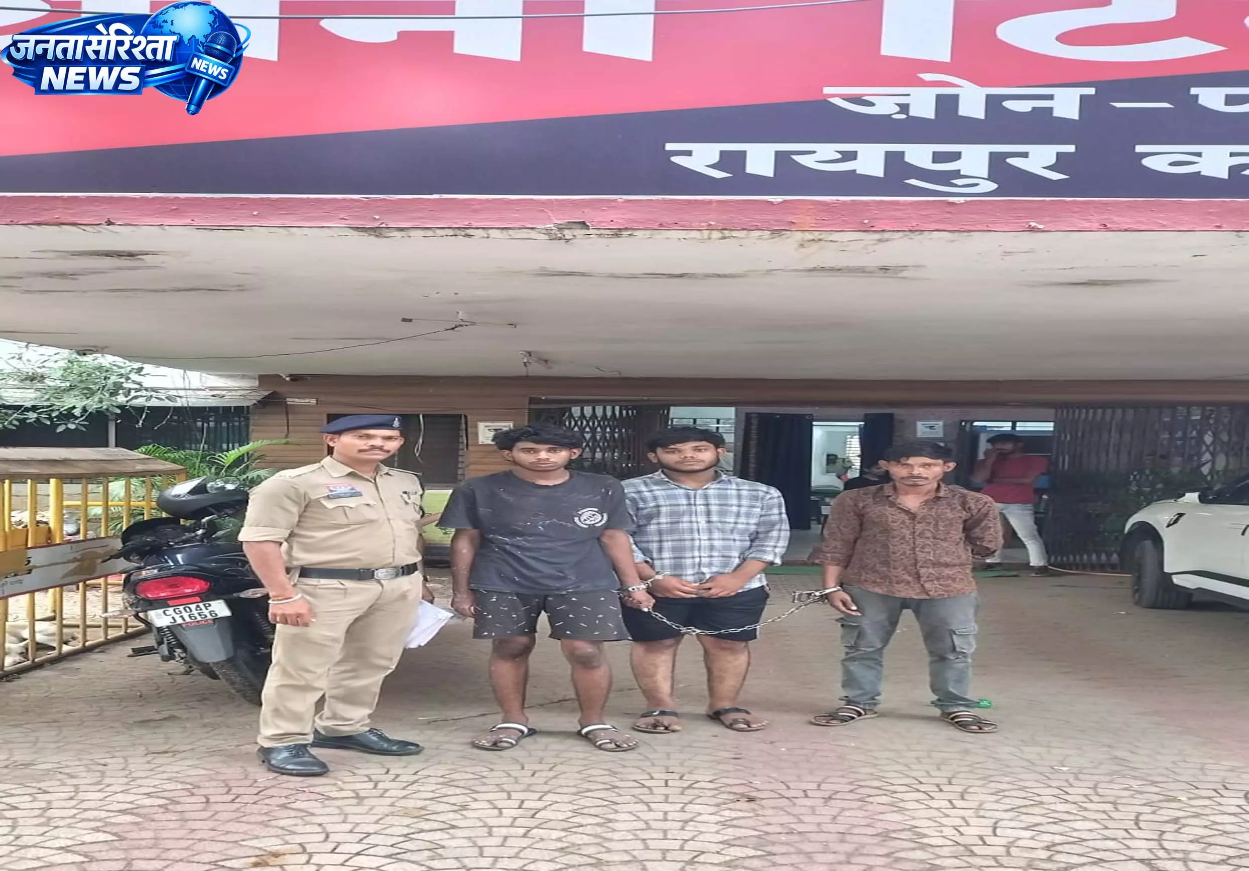 रायपुर में चाकू लहराकर दहशत फैलाने वाले 3 आरोपी गिरफ्तार रायपुर में चाकू लहराकर दहशत फैलाने वाले 3 आरोपी गिरफ्तार