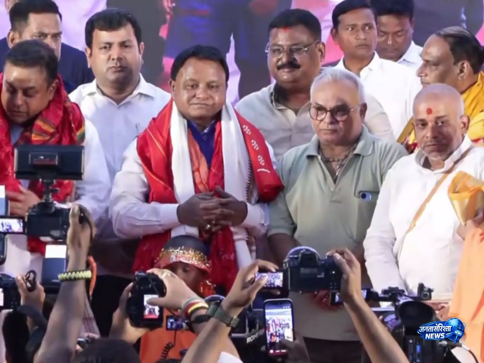 पुरी के सेवकों ने दीघा मंदिर का नाम बदलने पर ओडिशा के CM का किया सम्मान पुरी के सेवकों ने दीघा मंदिर का नाम बदलने पर ओडिशा के CM का किया सम्मान