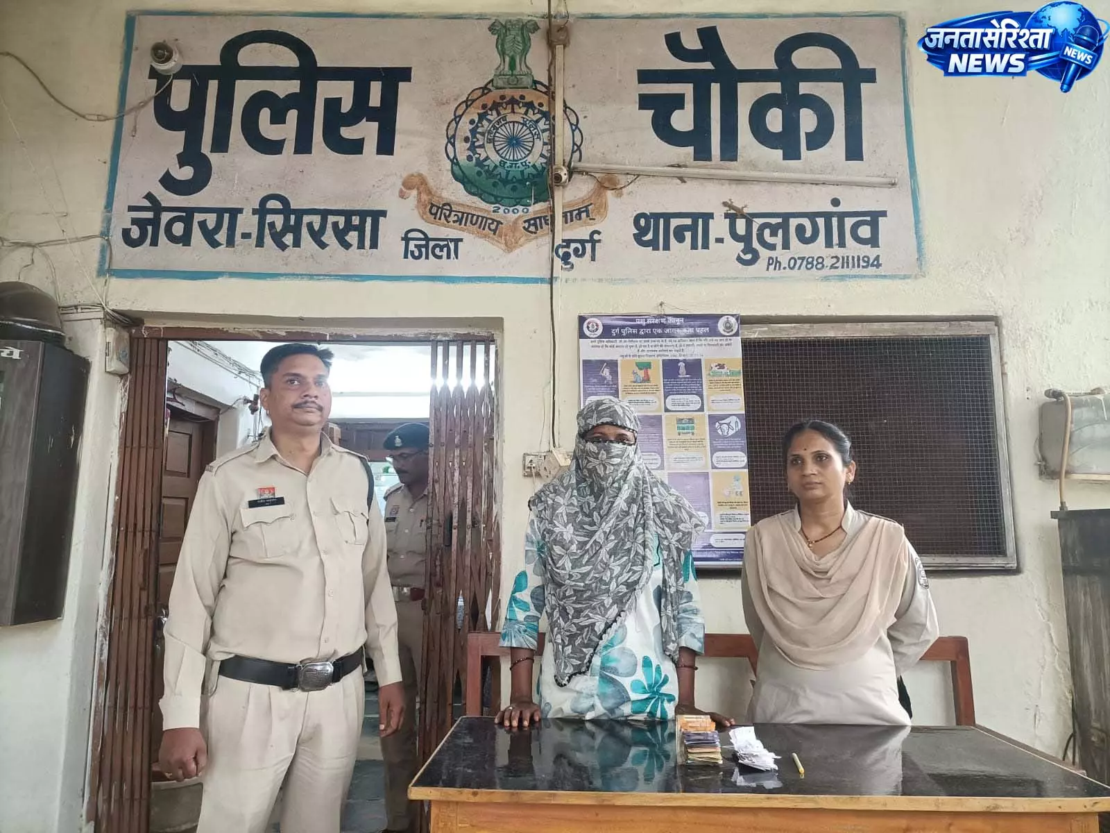दुर्ग में सट्टा पट्टी लिखकर जुआ चलाने वाली महिला गिरफ्तार दुर्ग में सट्टा पट्टी लिखकर जुआ चलाने वाली महिला गिरफ्तार