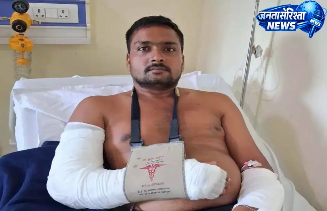 मुकुट नगर में आवारा पशुओं का आतंक, सांड के हमले में युवक घायल मुकुट नगर में आवारा पशुओं का आतंक, सांड के हमले में युवक घायल
