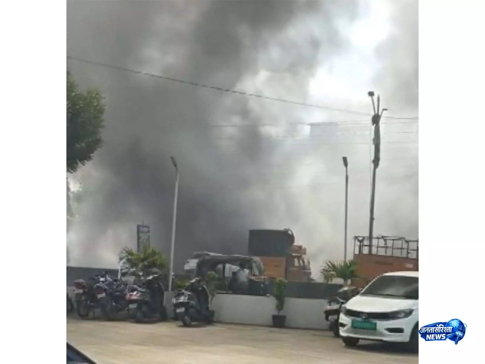 Pune के हंडेवाड़ी में फर्नीचर की दुकानों में आग, भारी नुकसान की आशंका Pune के हंडेवाड़ी में फर्नीचर की दुकानों में आग, भारी नुकसान की आशंका