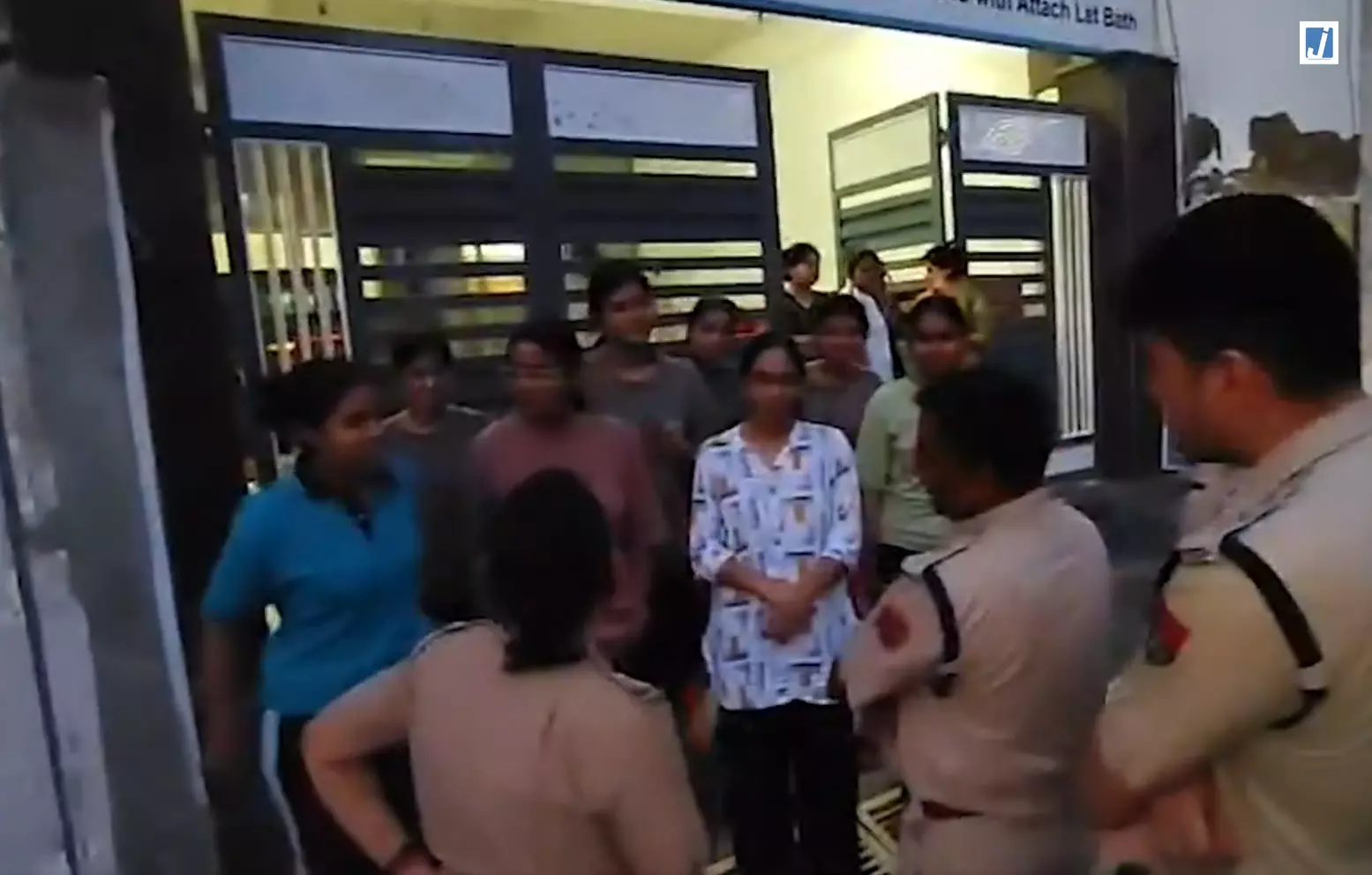 NEET परीक्षा से पहले सीकर में पुलिस का फ्लैग मार्च, छात्रों और कोचिंग संचालकों से किया संवाद NEET परीक्षा से पहले सीकर में पुलिस का फ्लैग मार्च, छात्रों और कोचिंग संचालकों से किया संवाद