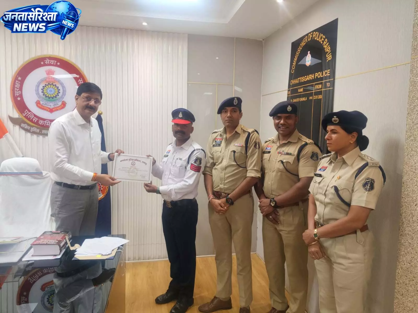 रायपुर में ईमानदार यातायात कर्मचारियों का सम्मान रायपुर में ईमानदार यातायात कर्मचारियों का सम्मान