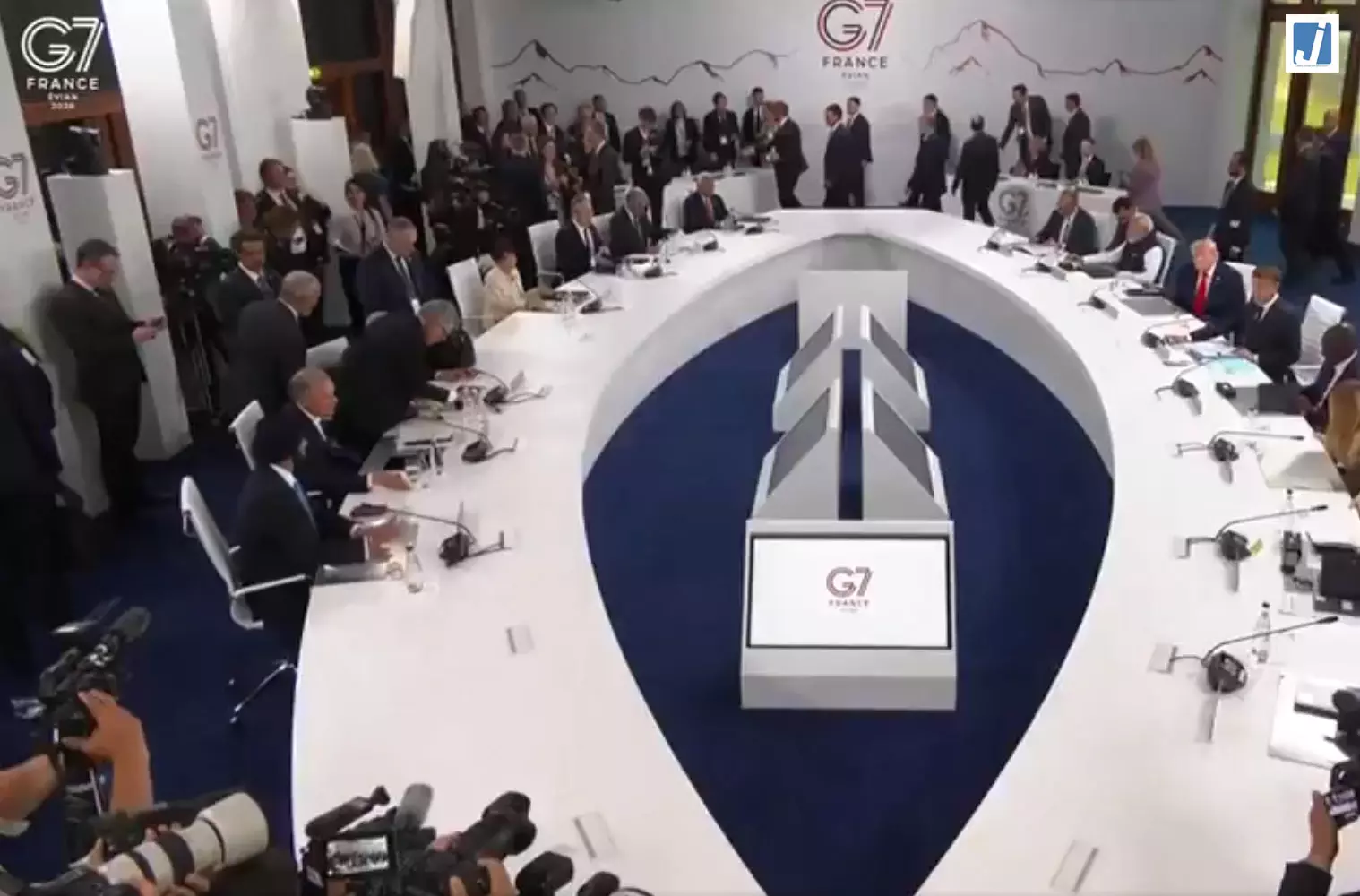 G7 आउटरीच सेशन में पीएम मोदी हुए शामिल G7 आउटरीच सेशन में पीएम मोदी हुए शामिल