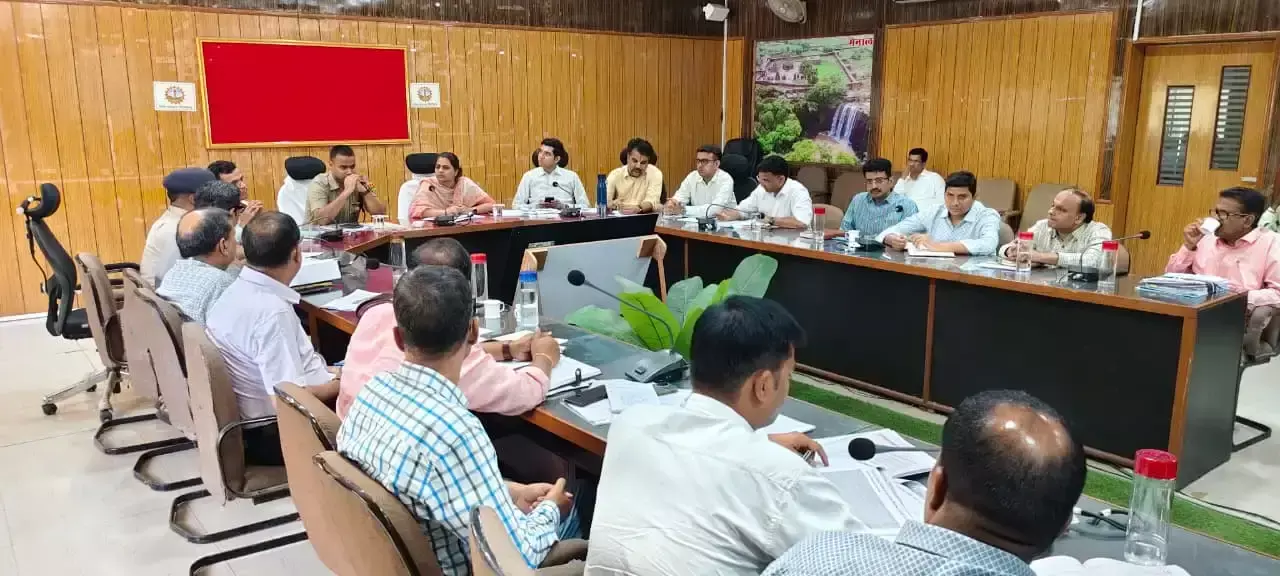 Chittorgarh: जिला कलक्टर ने अधिकारियों को बिना अनुमति मुख्यालय न छोड़ने के निर्देश दिए