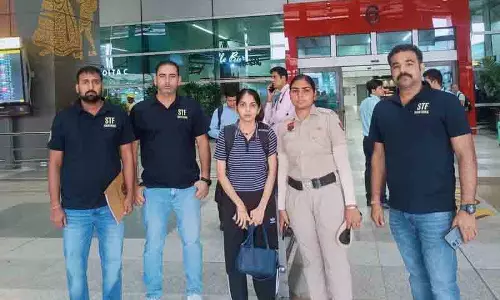 Karnal रूस से लाई गई गैंगस्टर की पत्नी गिरफ्तार Karnal रूस से लाई गई गैंगस्टर की पत्नी गिरफ्तार
