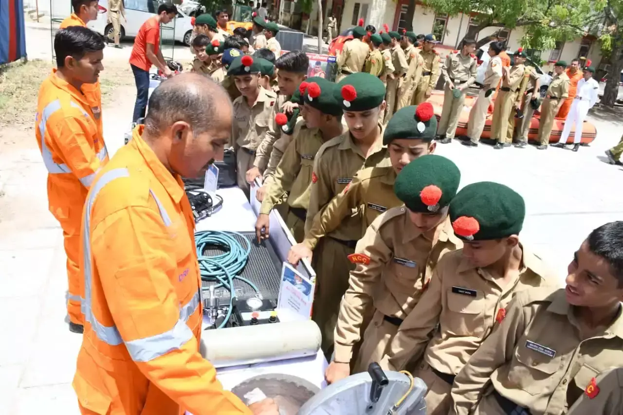 Jaipur: एनसीसी कैडेट्स ने सीखे आपातकालीन परिस्थितियों से निपटने के तरीके Jaipur: एनसीसी कैडेट्स ने सीखे आपातकालीन परिस्थितियों से निपटने के तरीके