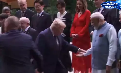 G7 समिट में ट्रंप-मोदी का वीडियो वायरल, कलाई पकड़ने वाला पल चर्चा में G7 समिट में ट्रंप-मोदी का वीडियो वायरल, कलाई पकड़ने वाला पल चर्चा में