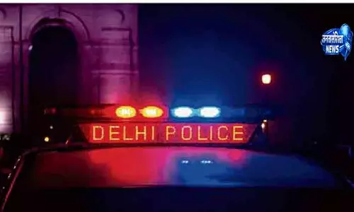 Delhi फ्लाईओवर पर बड़ा हादसा टला, पुलिसकर्मी ने बचाया युवक